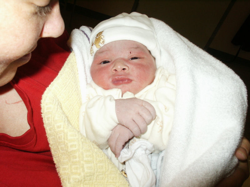 2005 05 06 Presenting... Ruby Cadence Iris Rice Offiong (8lbs, 14oz and 20.5 inches).