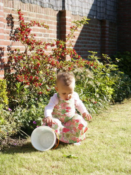 2006 06 06 garden girl 6