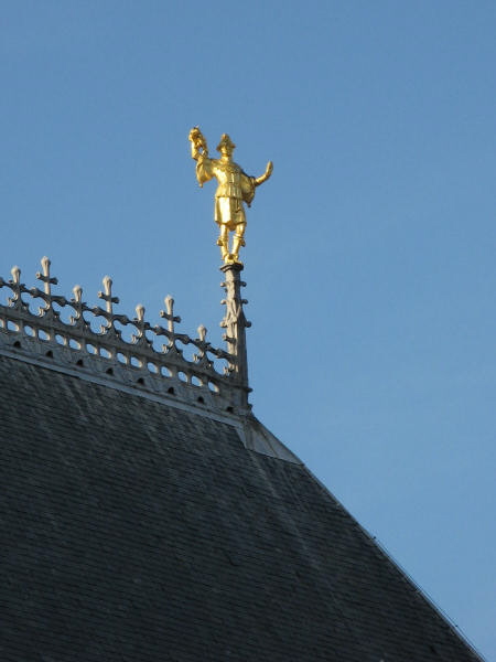 2006 09 18 Rooftop Figure in Ieper