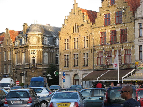 2006 09 19 Ieper Street Scene with J's Head