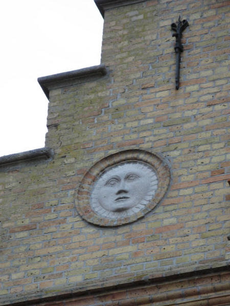 2006 09 19 Moon Face on Building in Ieper