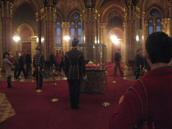 2007 02 20 Budapest 07 Inspection of the Royal Crown in the Parliament Building
