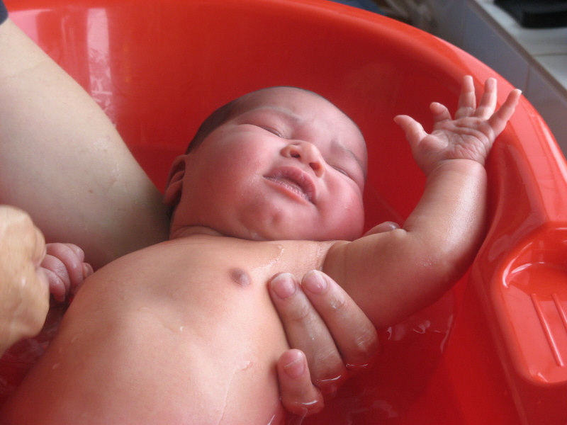 2007 06 10 Harper's First Bath