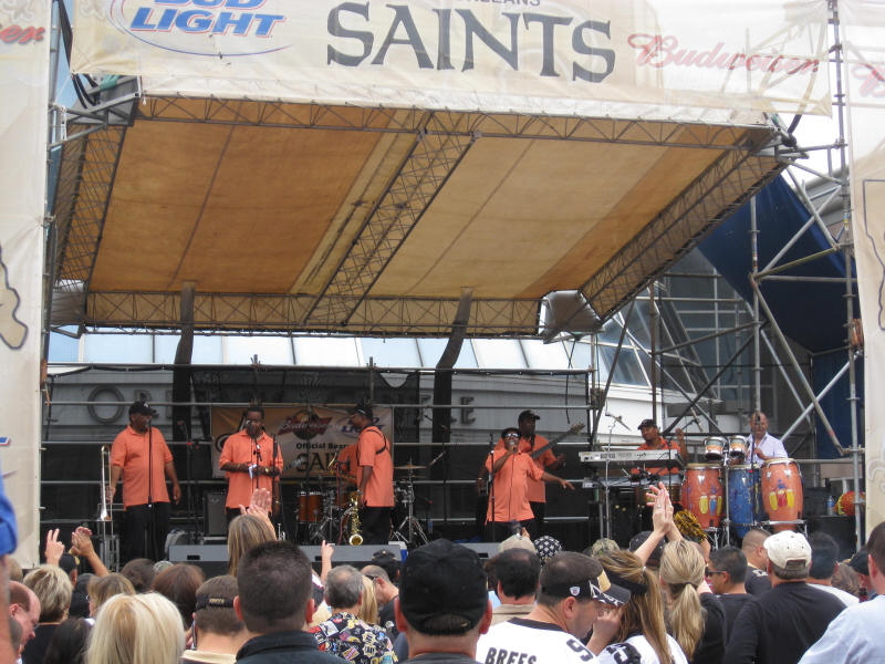 2007 10 21 - NOLA - There was a Band playing on the concourse outside.