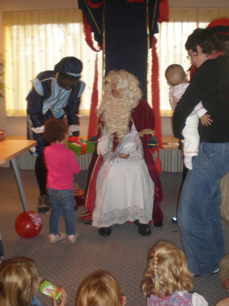2007 12 02 Ruby and Harper meet The Sint for the first time