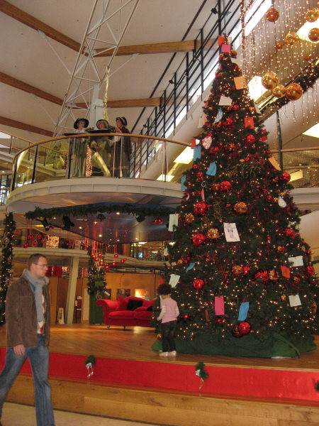 2007 12 27 Ruby ran around this tree in the mall for sooooo long. Note the singers? They stopped Ru dead in her tracks!