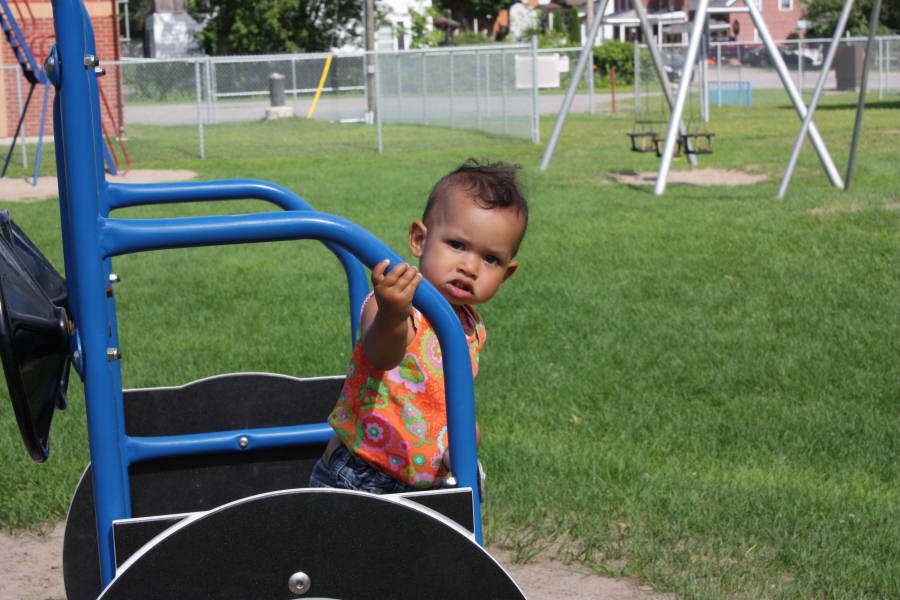 2008 07 28 Harper peers around the Play Car