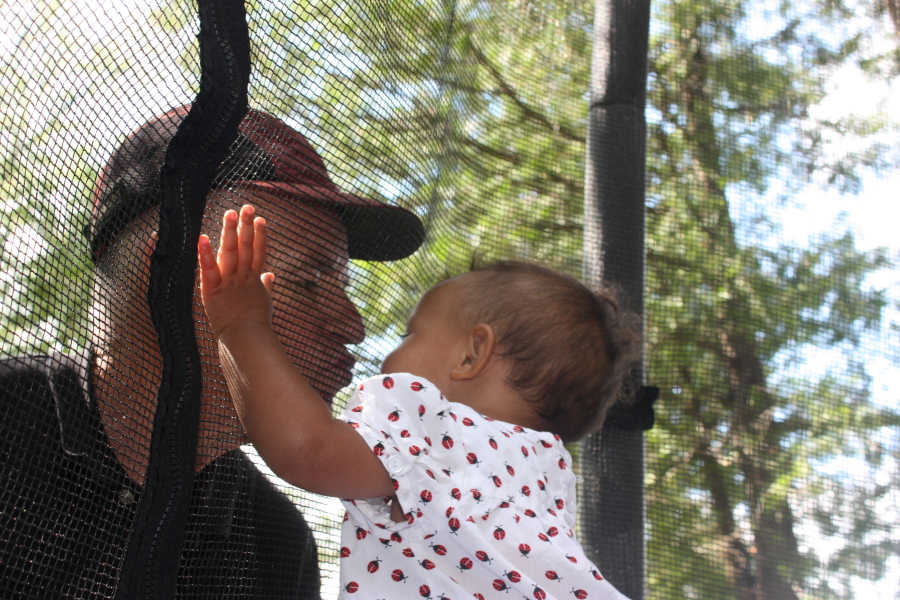 2008 08 06 Harper and Grumpa Kissing through the Netting