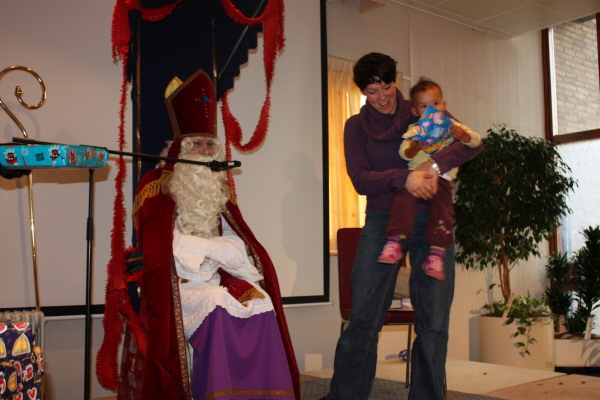2008 11 29 Sint Gives Harper a Giftie
