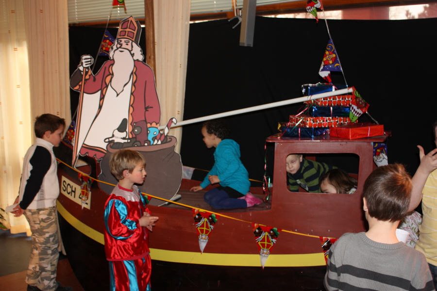 2008 11 29 Playing on the "Stoom" (Dutch for Steam) Boat