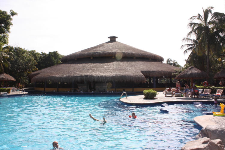 2009 01 11 Pool and Swim-up Bar